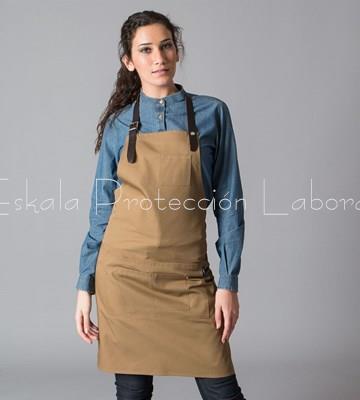 1564 DELANTAL PETO CAMEL CON CINTA DE CUERO - Imagen 1