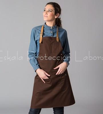 1564 DELANTAL PETO CHOCOLATE CON CINTA DE CUERO - Imagen 1