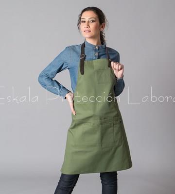 1564 DELANTAL PETO VERDE CON CINTA DE CUERO - Imagen 1